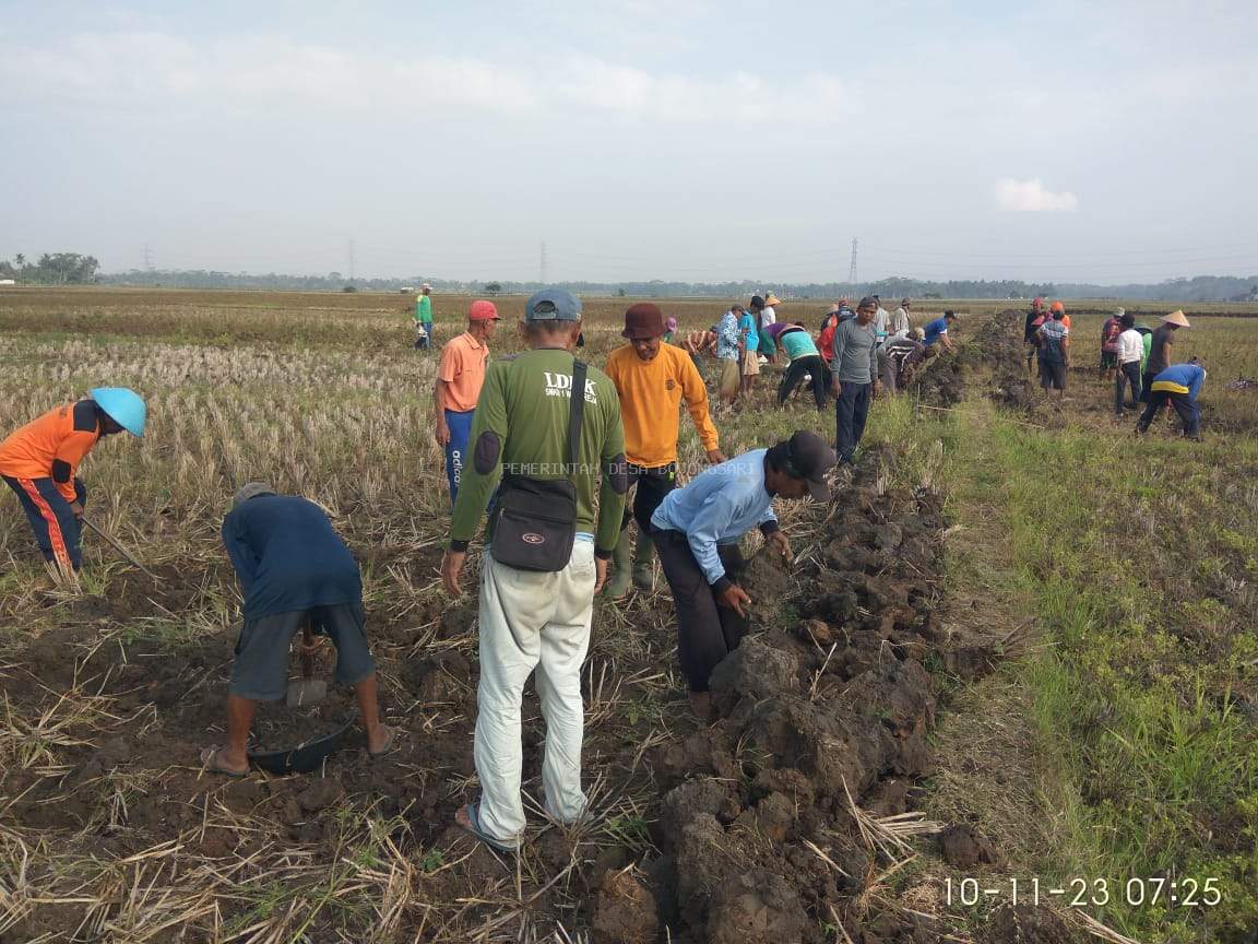 KERJA BAKTI PEMBUATAN JALAN USAHA TANI 
